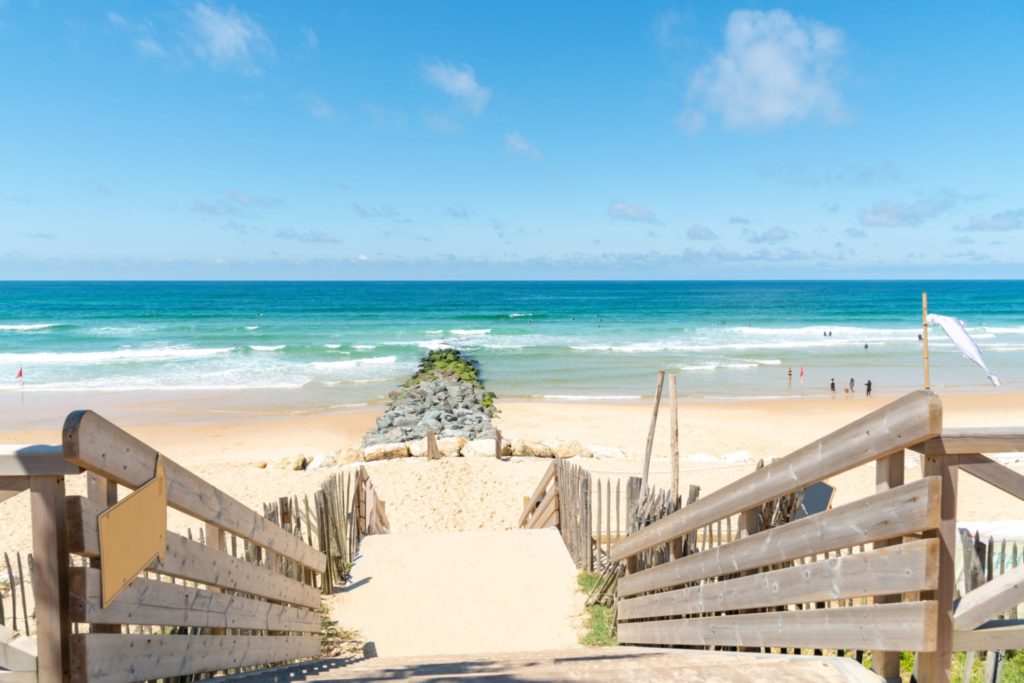 La plage est à 1h de bordeaux et Saint-Emilion pour des vacances détente au soleil les pieds dans le sable